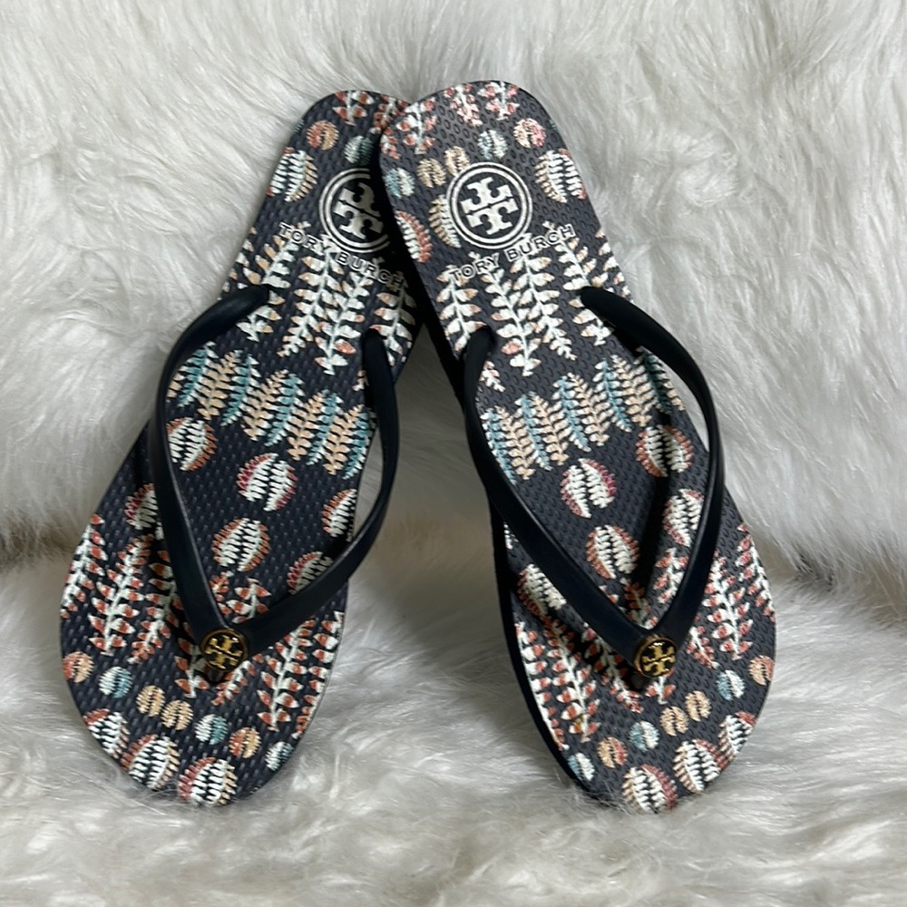 TORY BURCH NAVY FEATHER MOTIF SZ 8